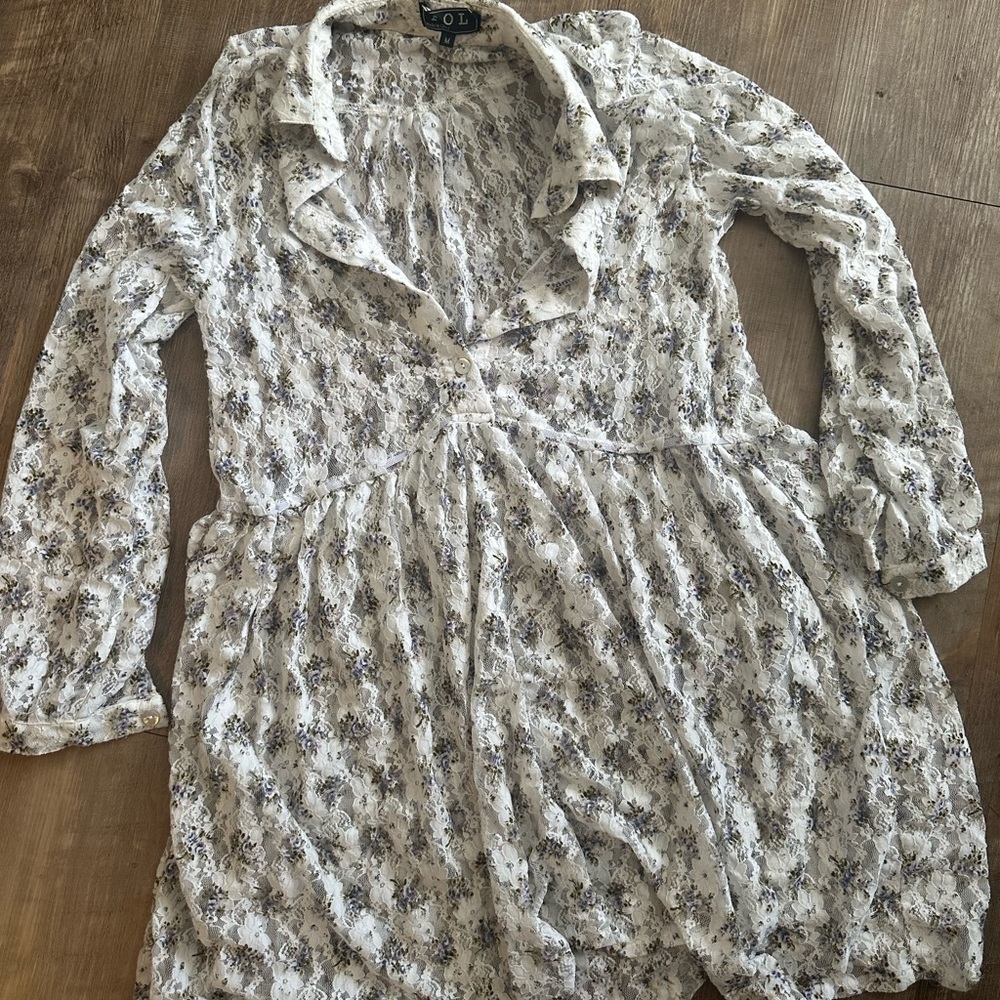Boutique TOL Brand White Lace Floral Buttondown (M)